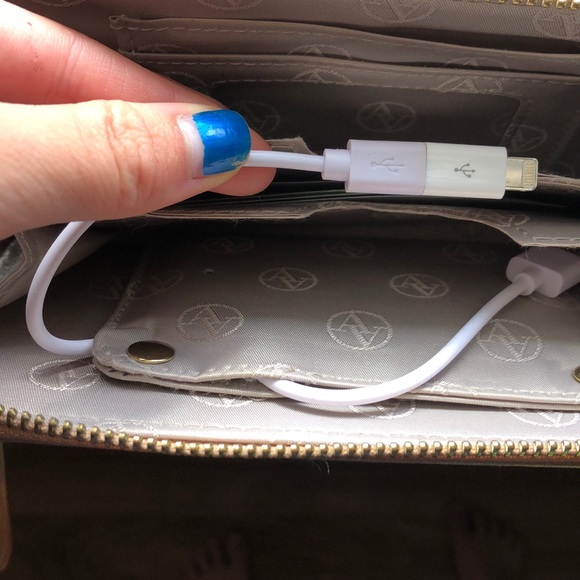 Rose gold wallet with charger - Picture 3 of 3